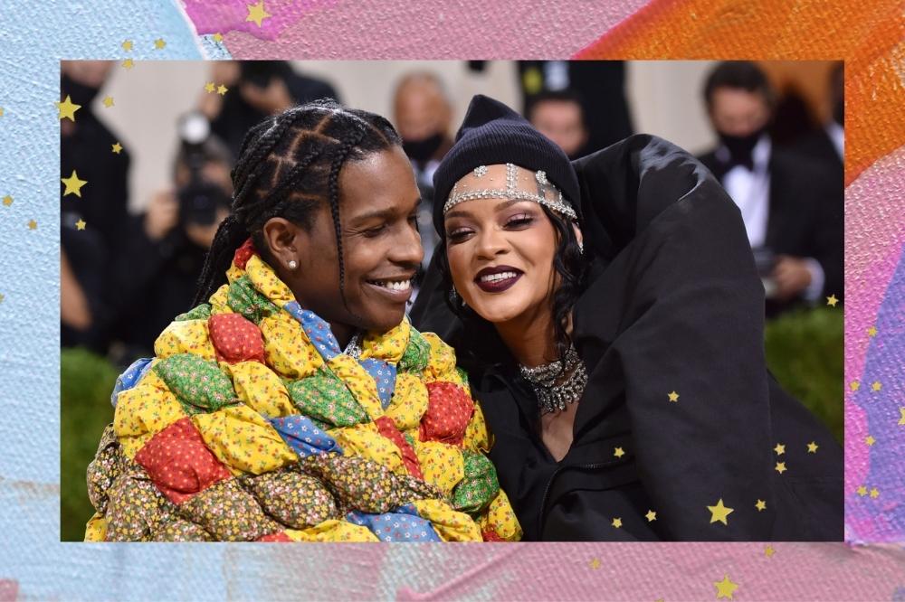 Montagem com a fundo colorido e detalhe de estrelas douradas com a foto de A$AP Rocky e Rihanna no MET Gala 2021. Ambos estão sorrindo e não olham para a foto.