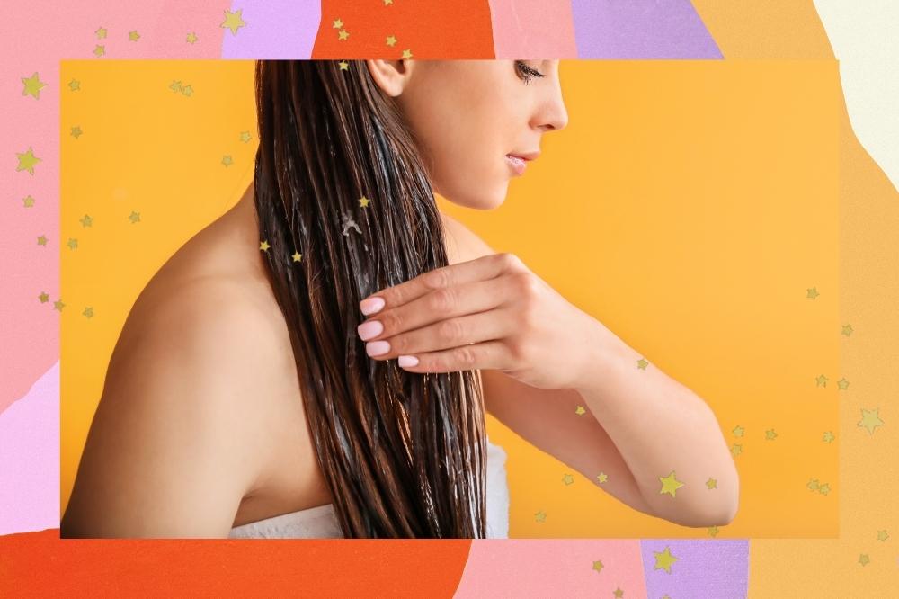 Montagem com o fundo colorido e detalhe de estrelinhas douradas na borda com a foto de uma mulher aplicando produto em todo o comprimento com cabelo. Ela está de perfil e massageia os fios.