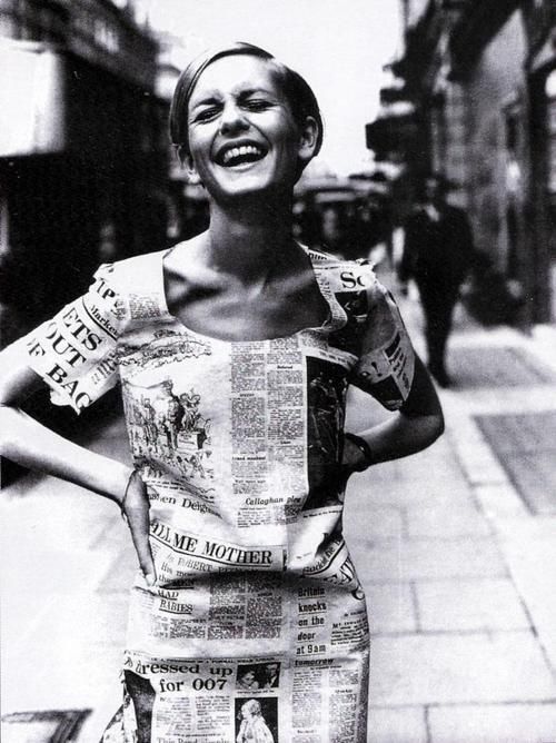 Foto da Twiggy com vestido estampa de jornal em 1967.