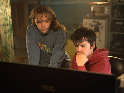 Duas pessoas olhando para um computador.