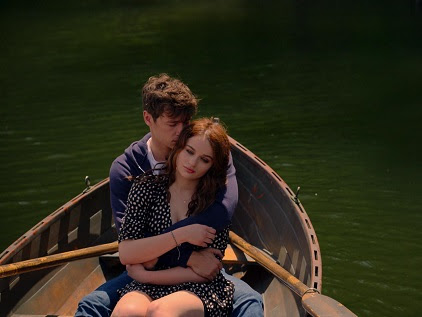 Um casal em um barco com remos.