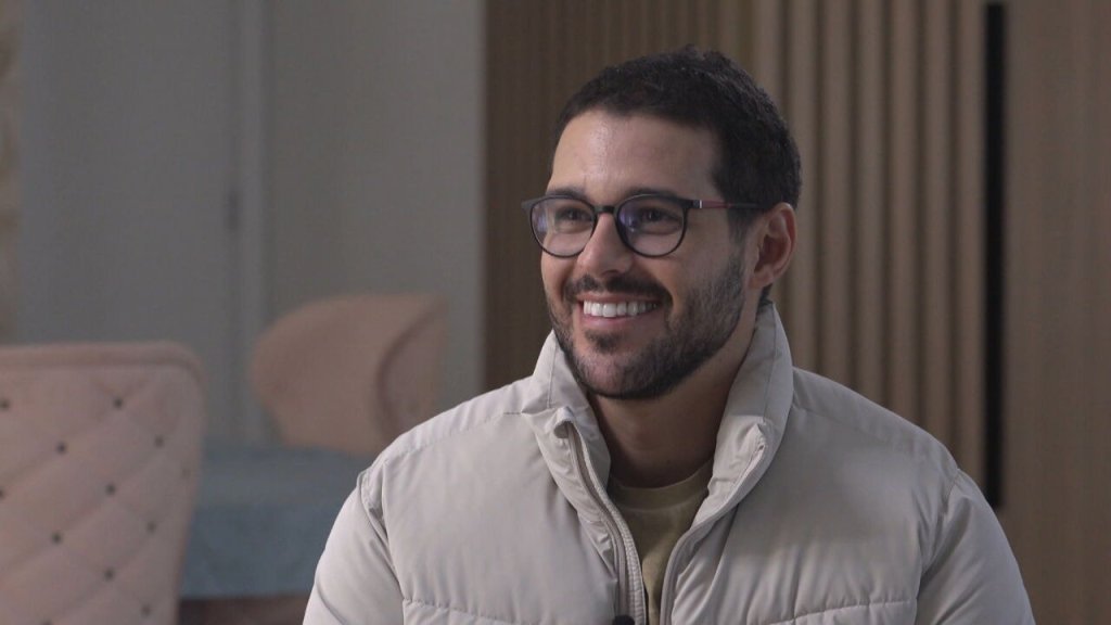 Rodrigo Mussi sorrindo de óculos de grau