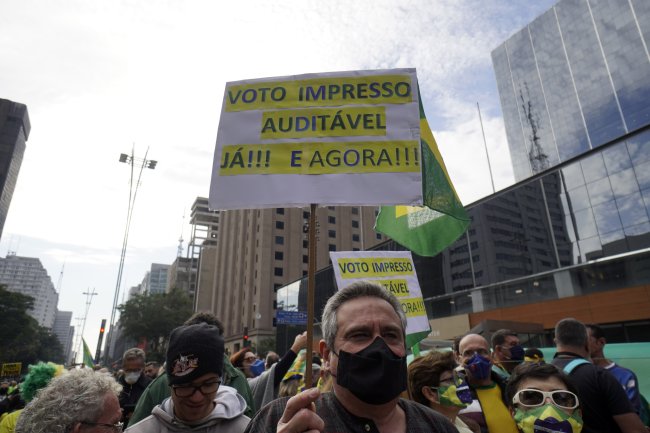 Apoiadores do presidente Jair Bolsonaro protestam na Avenida Paulista, em São Paulo, e pedem 