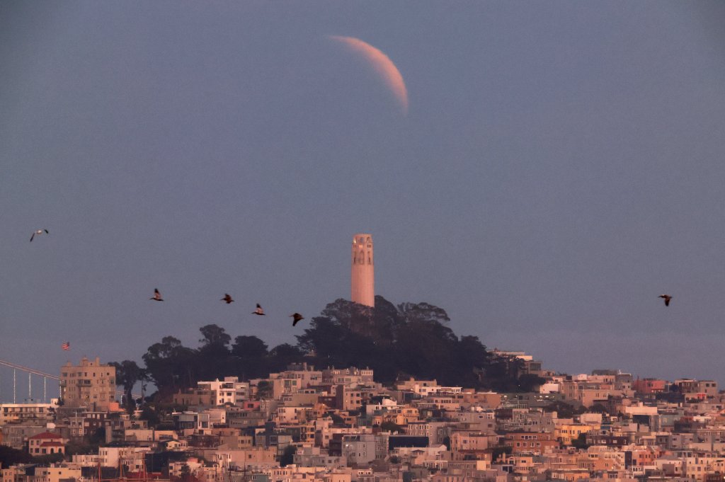 Foto da Lua quase totalmente coberta pelo eclipse
