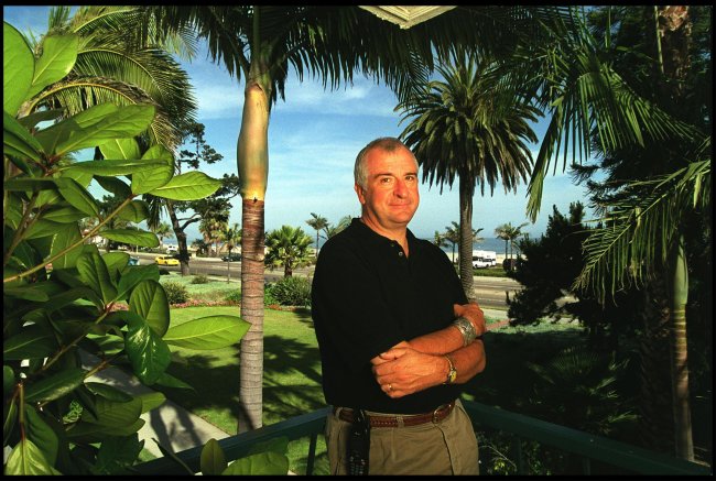AUTHOR DOUGLAS ADAMS AT HOME Douglas Adams posando para foto