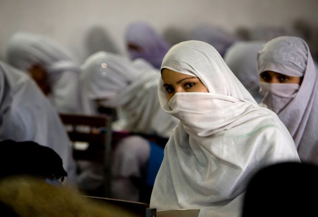 Uma escola para meninas que recebeu muitas ameaças do Talibã, retratada em 31 de março de 2009 em Mardan, província da fronteira noroeste, Paquistão.