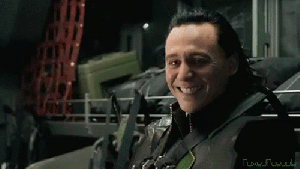 Gif do Loki sorrindo e fazendo joinha com a mão direita