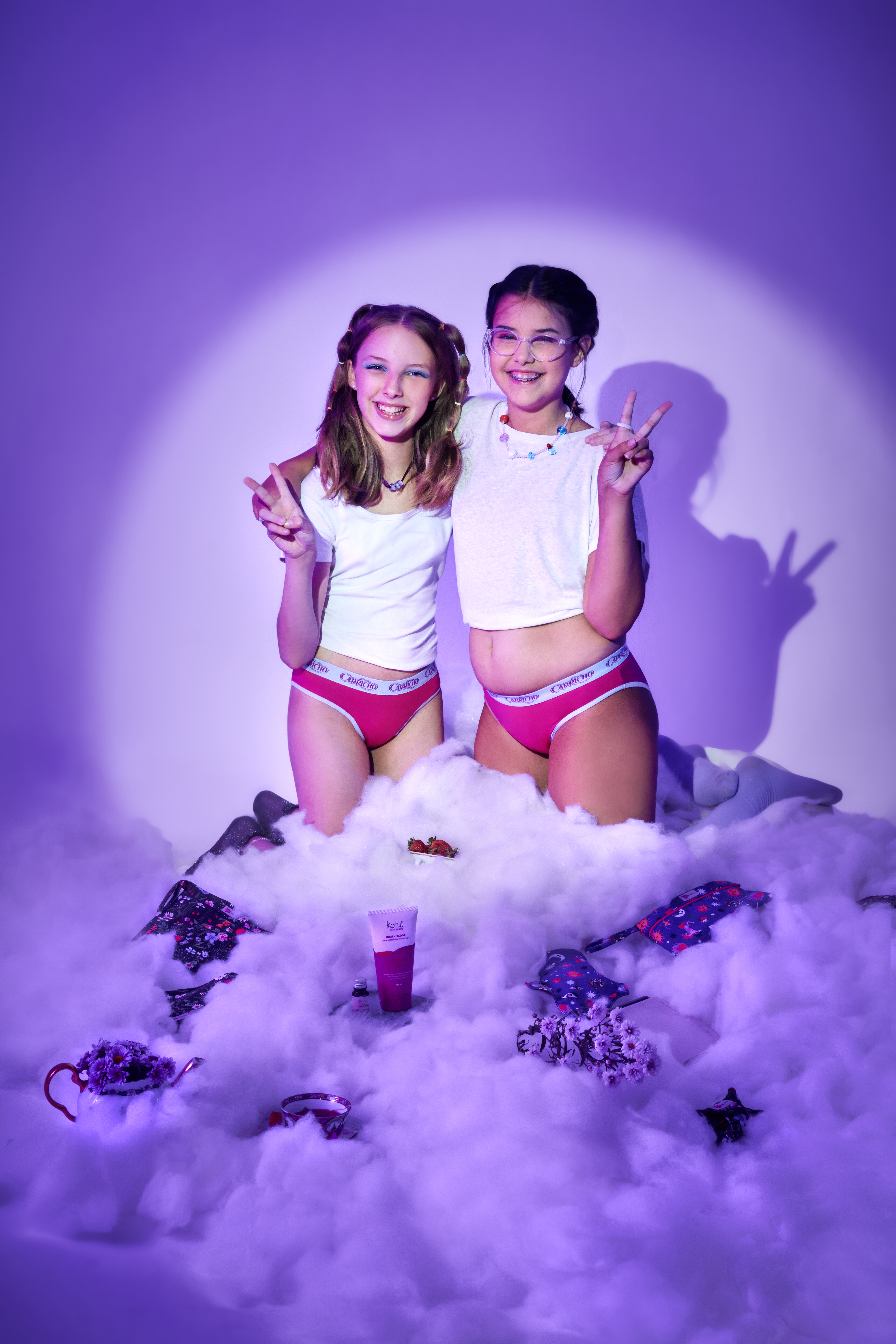 Duas meninas usando calcinha menstrual da coleção da CAPRICHO com a Korui