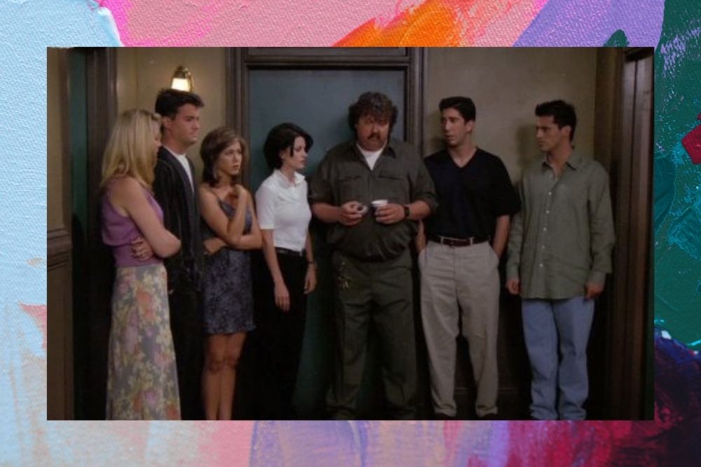 Mike Hagerty com o elenco principal de Friends em um corredor