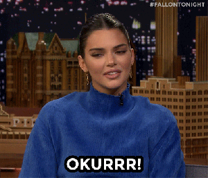 Kendall Jenner falando OKURR, usando uma blusa azul.
