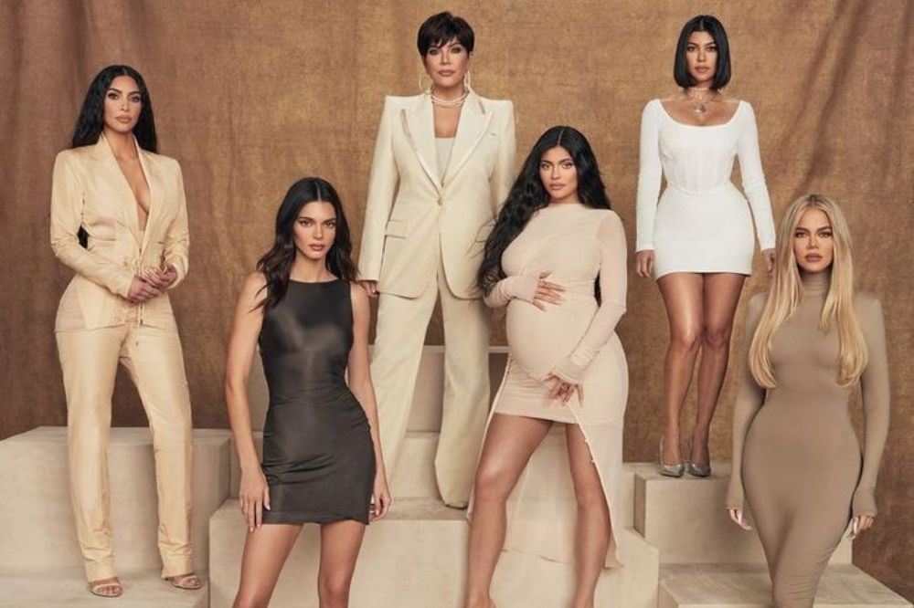 Foto de divulgação de The Kardashians. Todas elas posando para foto em fundo bege.