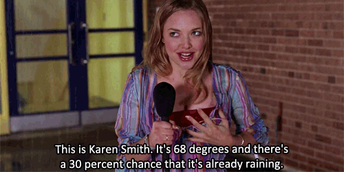 karen-smith Gif da Karen Smith na chuva com um microfone.
