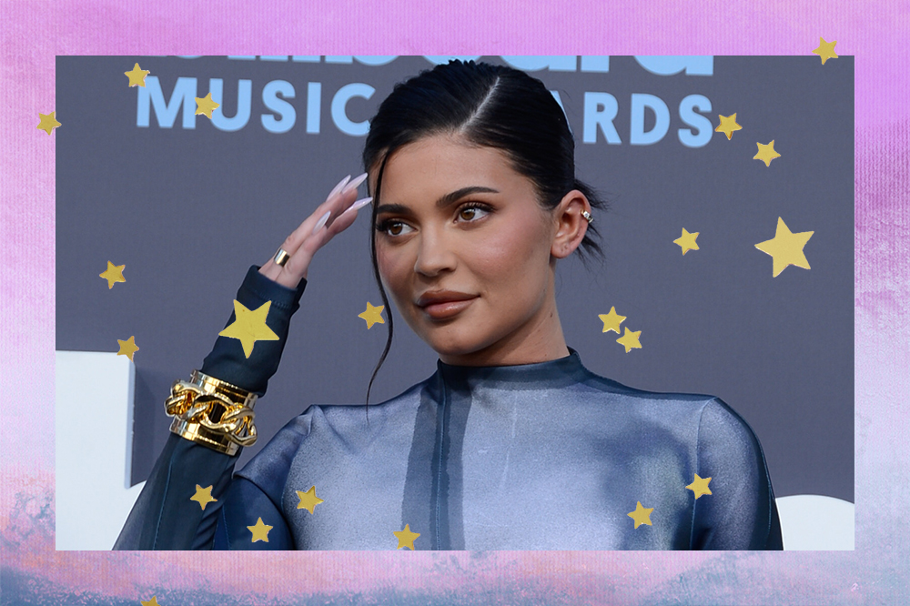 Montagem em fundo degradê azul e lilás com estrelinhas douradas de foto de Kylie Jenner no Billboard Music Awards 2022
