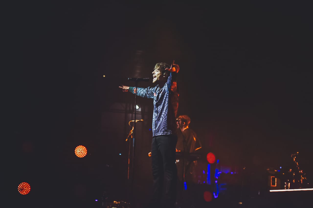 Louis Tomlinson cantando em show em São Paulo