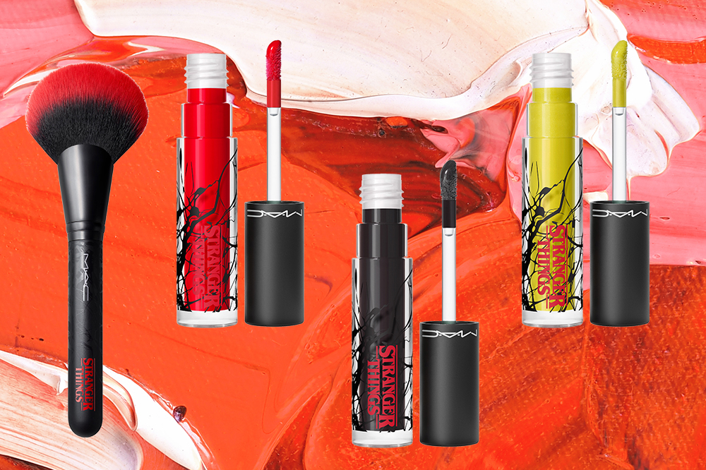 maquiagem-mac-stranger-things-04 Pincel facial 140SES e Lipglass nas cores Rockin' Robin, Skull Rock e Marvelous Max da coleção da MAC x Stranger Things em fundo rosa e vermelho