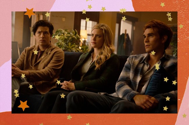 Tres personagens do seriado Riverdale, sentados e com uma expressao de preocupacao.