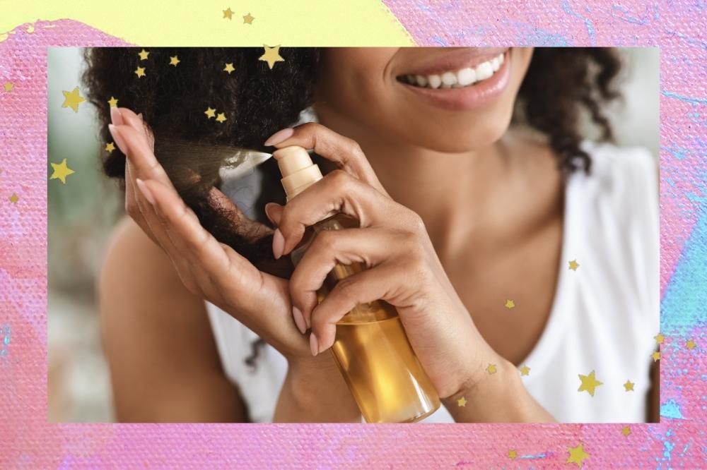 Montagem com o fundo colorido em tons de rosa, amarelo e azul com a foto de no close do cabelo crespo de uma mulher que está espirrando um produto de beleza nos fios.