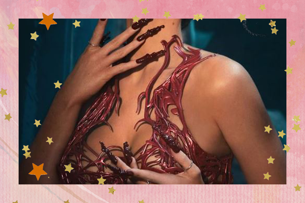 Imagem mostra em destaque parte do corpo de Kylie Jenner e sua nail art vinho com textura 3D.