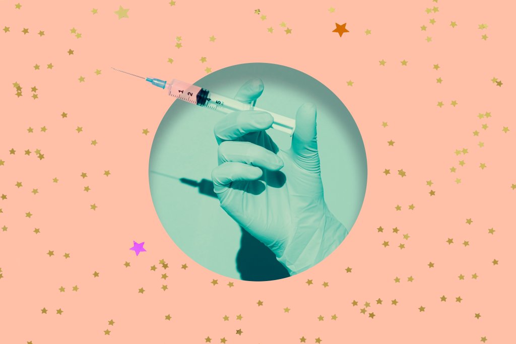 A mão do médico segurando a seringa da vacina Coronavirus colocada dentro do buraco redondo em papel rosa.Composto digital "n