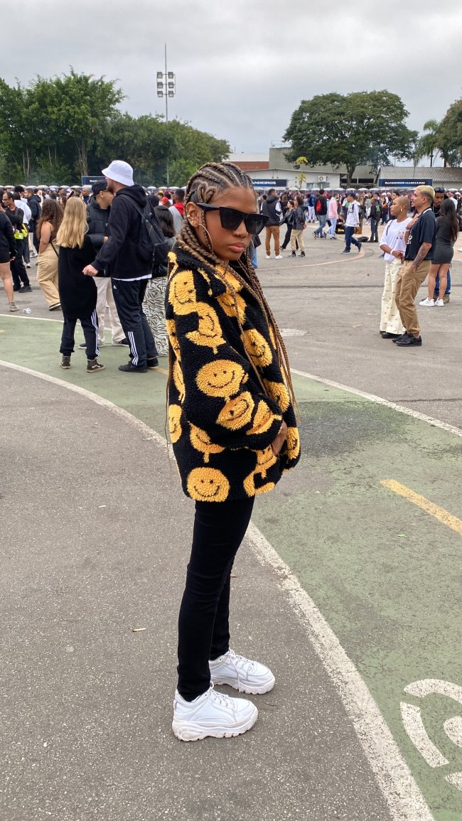 Beatriz Fabrícia (@bealikeus) Look casaco divertido Beatriz Fabrícia (@bealikeus) no CENA 2K22
