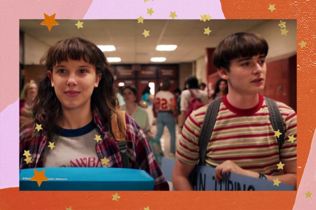 Eleven e Will na quarta temporada de Stranger Things ambos estão no corredor do colégio. Enquanto Eleven parece animada, Will tem uma aparência assustada.