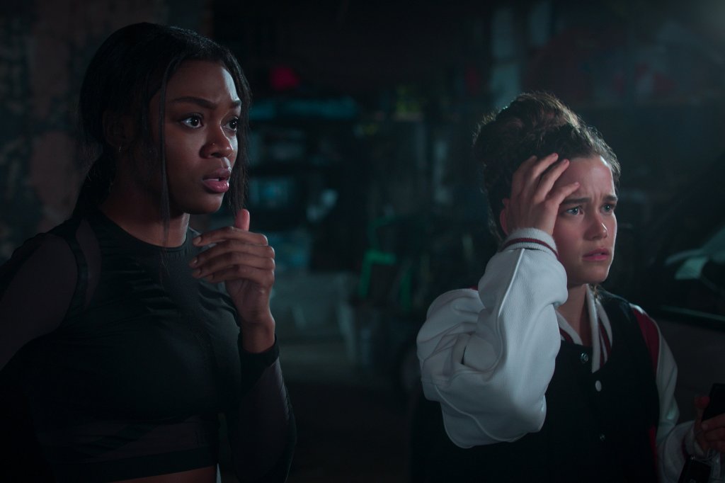 Imani Lewis como Calliope Burns e Sarah Catherine Hook como Juliette Fairmont em cena de Primeira Morte; elas estão com expressão confusa/assustada
