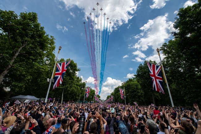 Aviões sobrevoam o céu de Londres do Jubileu de Prata da Rainha