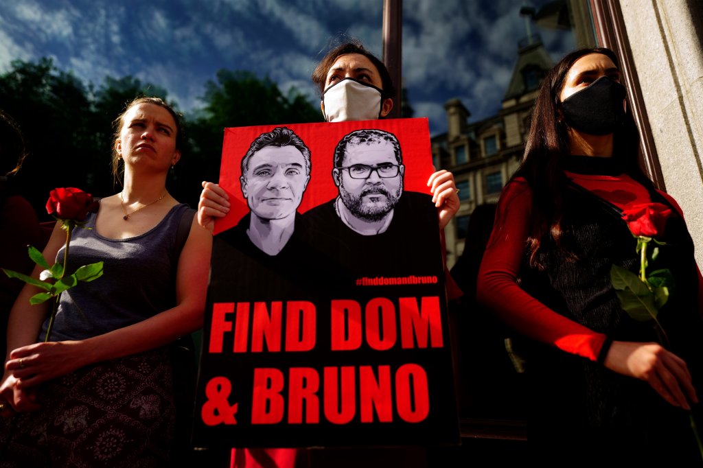 Manifestantes seguram cartazes questionando sobre o sumiço de Dom Phillips e Bruno Pereira