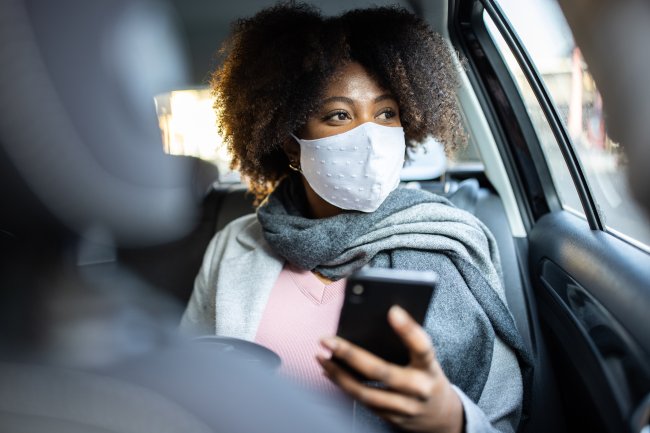 Businesswoman traveling by taxi during COVID-19 pandemic Uber Matéria