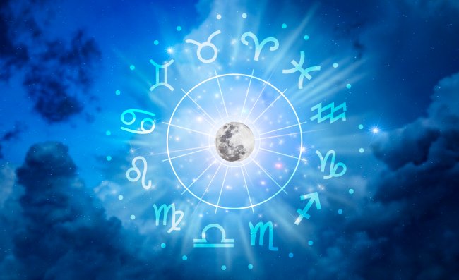 Ilustração dos doze signos do zodíaco organizados em círculo sobre um fundo brilhante azul