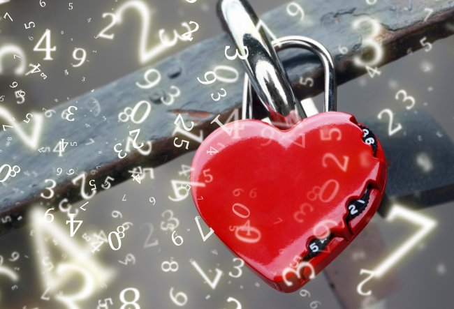 Um cadeado em formato de coração rodeado de muitos números