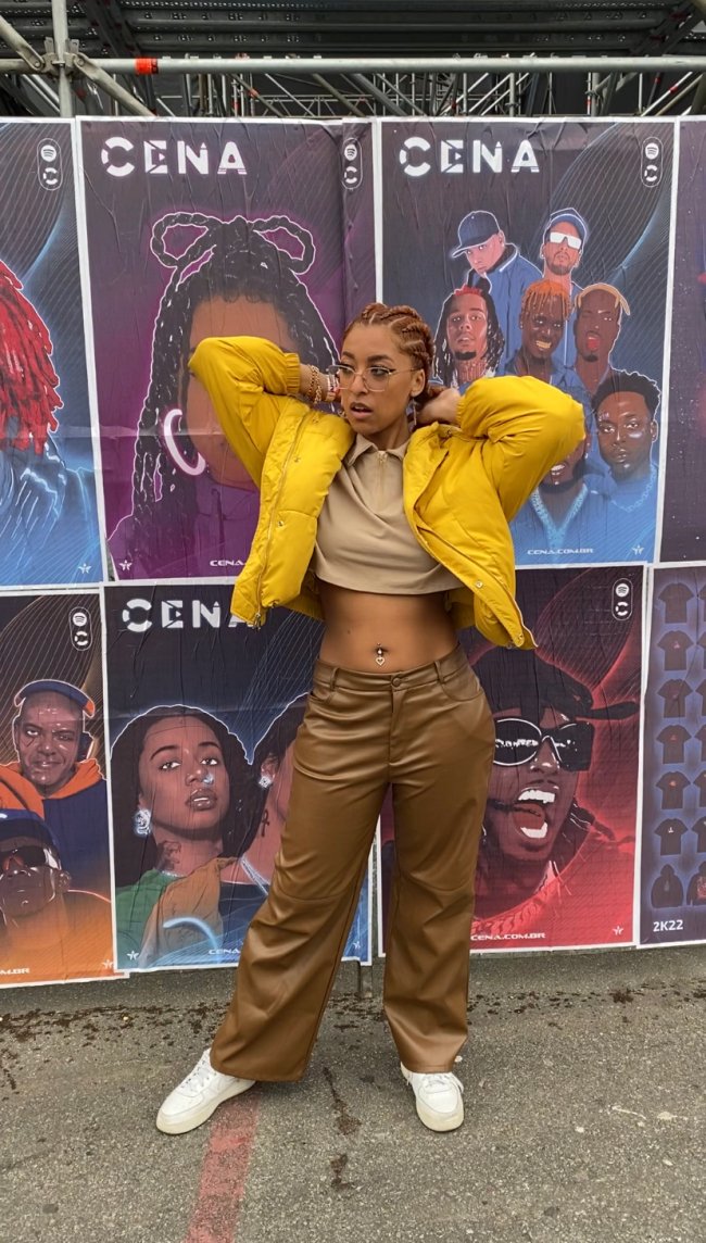Khauane Rodrigues (@_kakaurodrigues) Look jaqueta puffer amarela Khauane Rodrigues (@_kakaurodrigues) no CENA 2K22