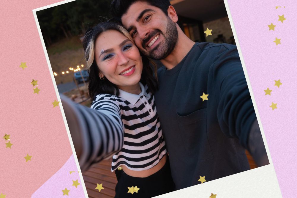Paty Leda e o namorado Lucas Devalho os dois aparecem sorridentes em uma montagem de foto polaroid com fundo rosa com e com estrelas.