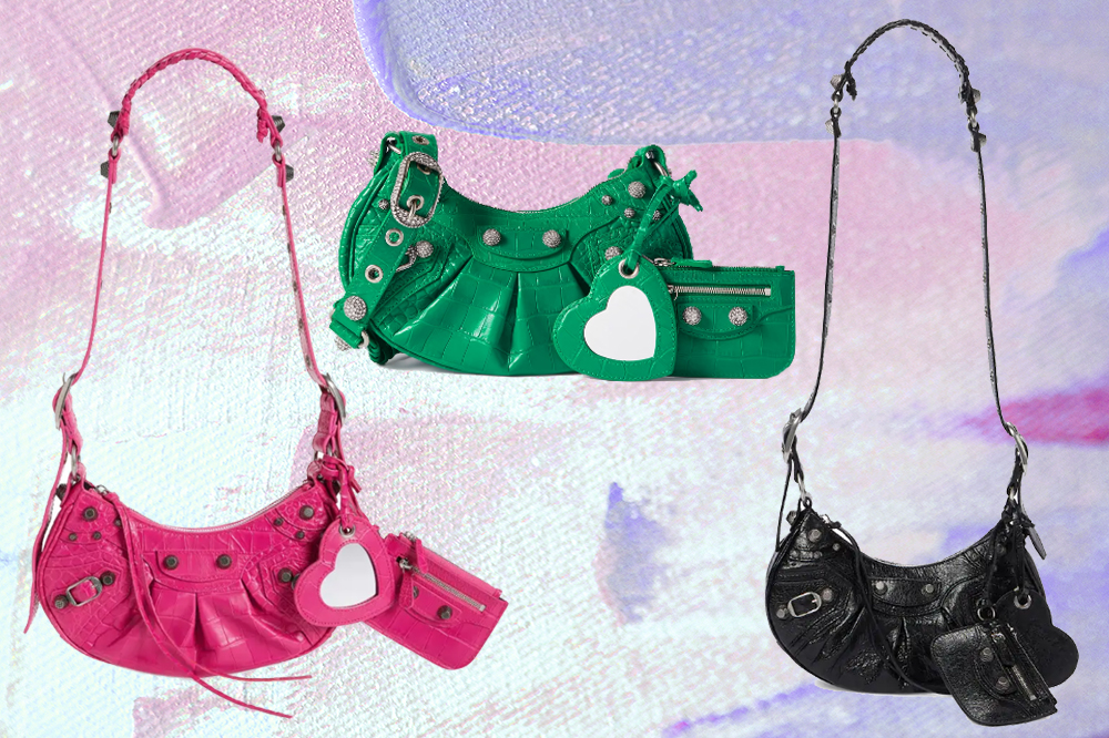 Montagem em fundo rosa e lilás com três bolsas da Balenciaga em rosa, verde e preto