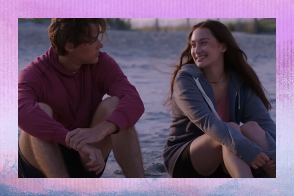 Conrad e Belly, de O Verão Que Mudou Minha Vida; eles estão sentados na praia se olhando; a margem é uma textura nas cores rosa, branco, azul e roxo