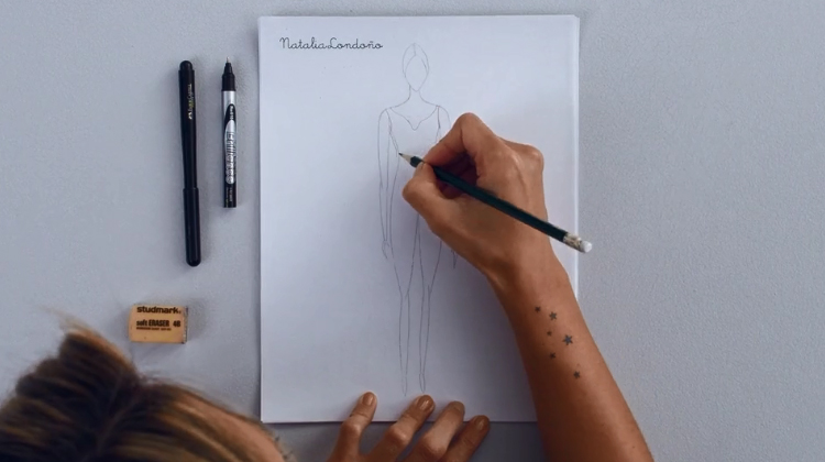 Estilista desenhando vestido em papel