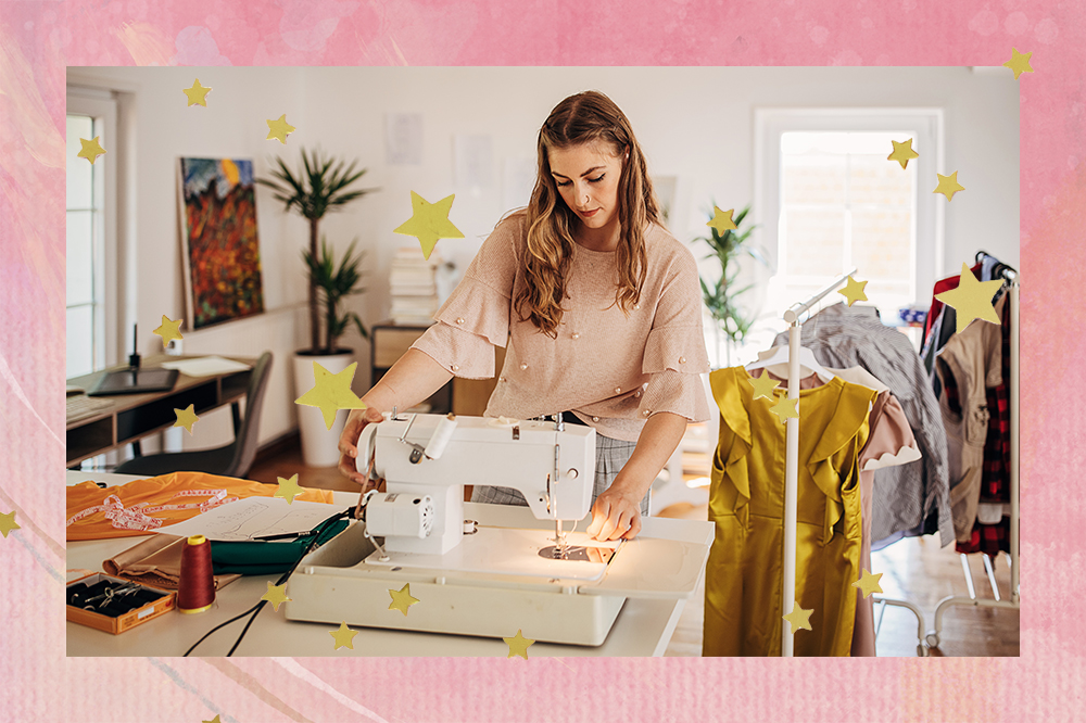 Montagem em fundo rosa com estrelinhas douradas de foto de garota costurando roupas em máquina de costura