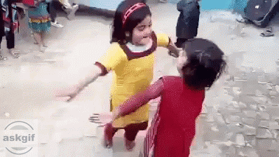 Duas meninas indianas dançando juntas de um jeito fofo