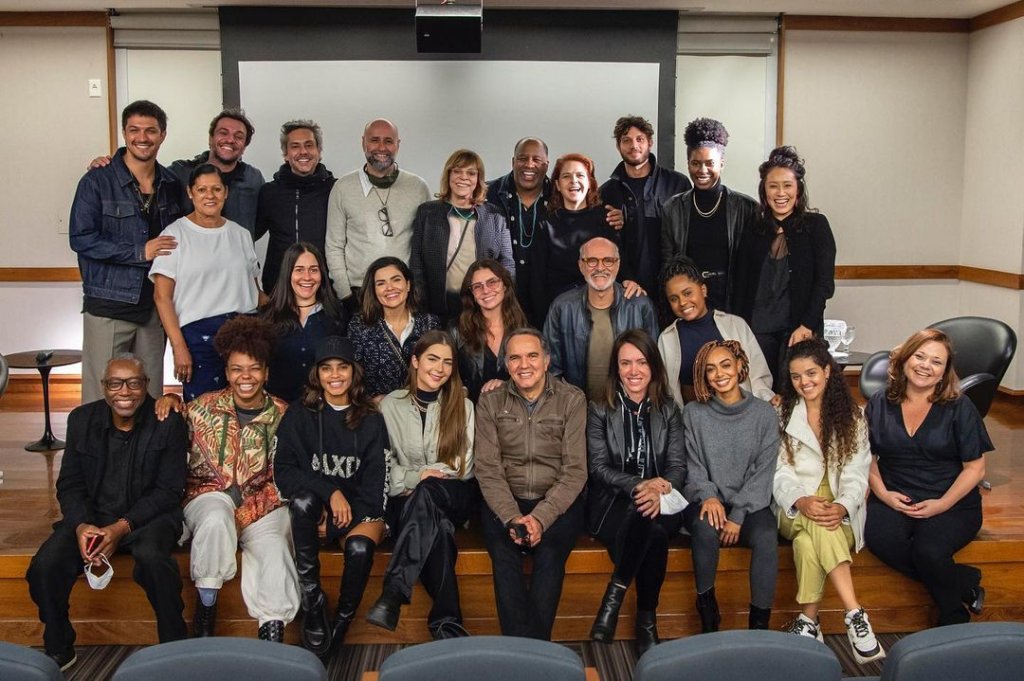 Atores do elenco de Travessia, novela da Globo, reunidos para foto