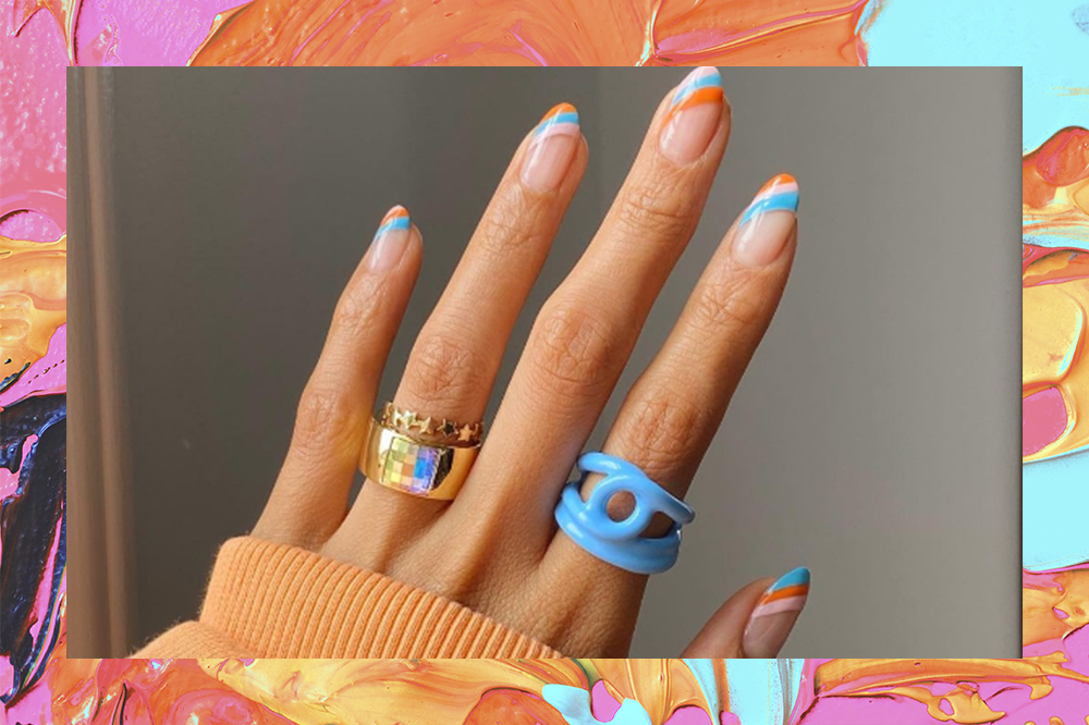 Montagem em fundo laranja, rosa e azul com foto de mão com anéis e unhas coloridas