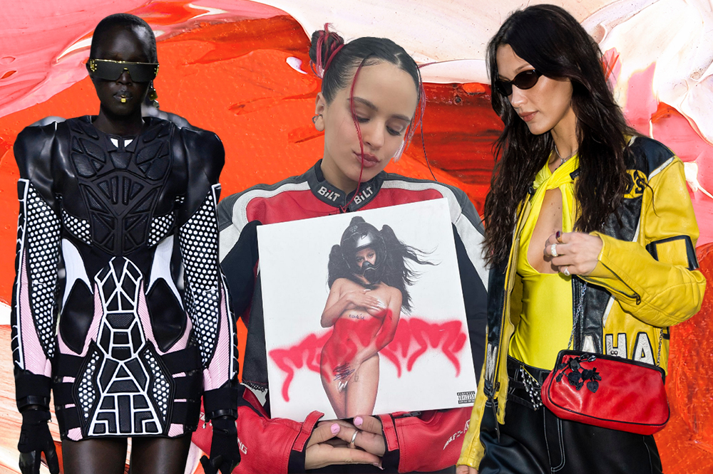 Montagem em fundo com tintas vermelha e rosa de três fotos: modelo em desfile da Balmain, Rosalía segurando o álbum Motomami e Bella Hadid usando jaqueta de couro amarela