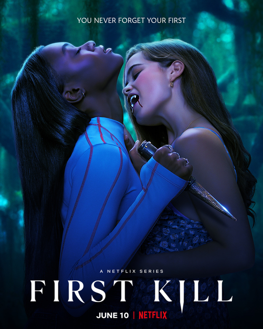 Pôster de First Kill/Primeira Morte com duas meninas; uma delas está segurando uma adaga enquanto a outra está se inclinando para morder o pescoço dela