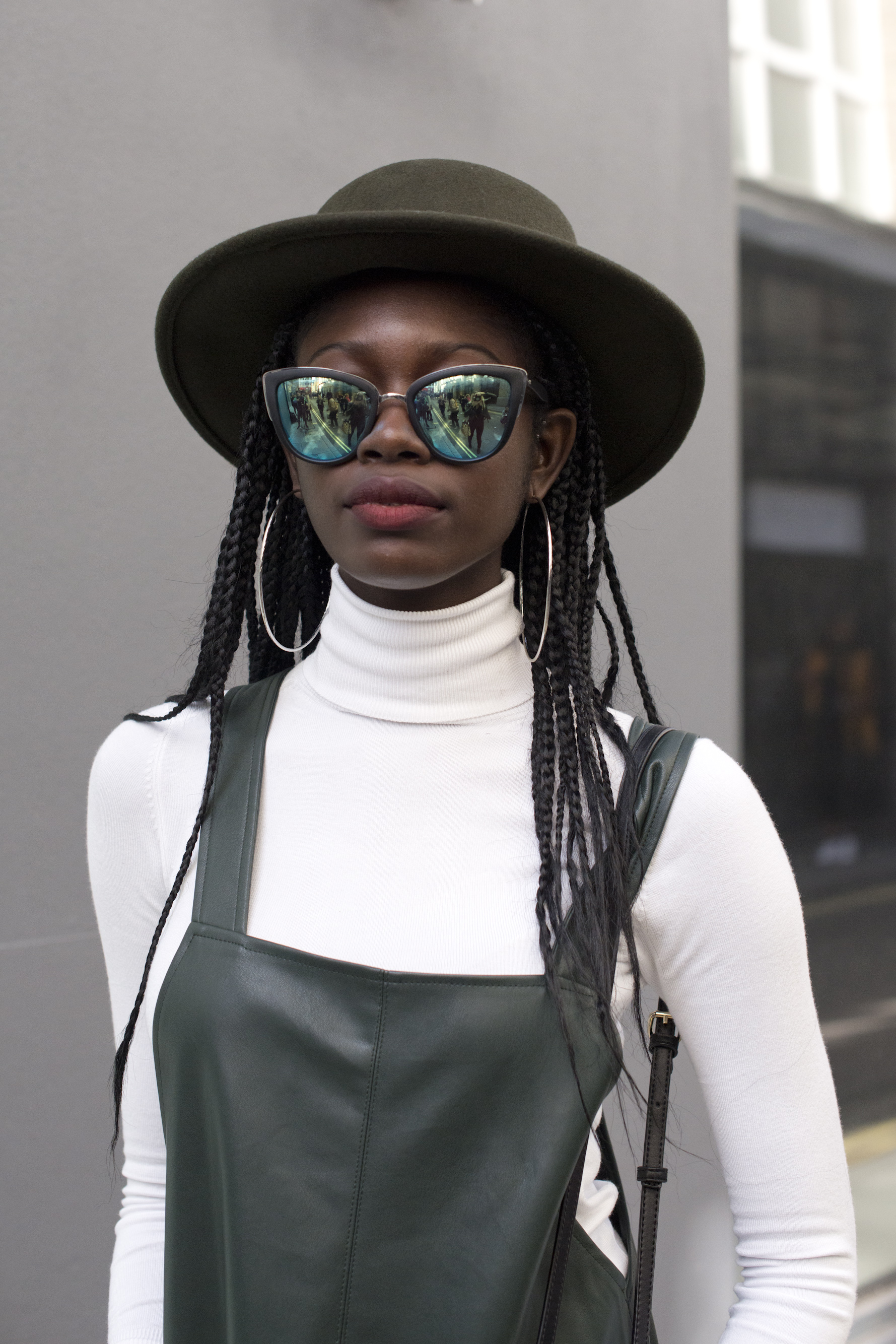 Garota usando chapéu da Forever 21 na semana de moda de Londres de 2015