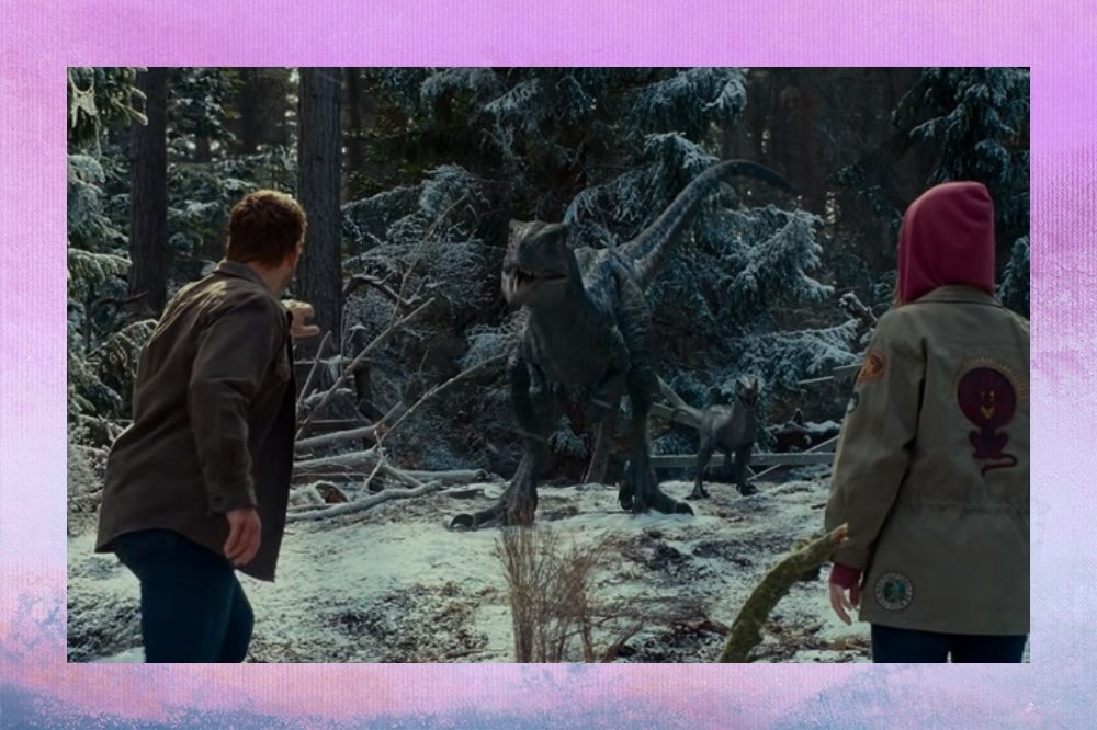 Velociraptor Blue olhando para Owen e Maisei, que aparecem de costas na imagem; a margem é uma textura nas cores rosa, branco, azul e roxo