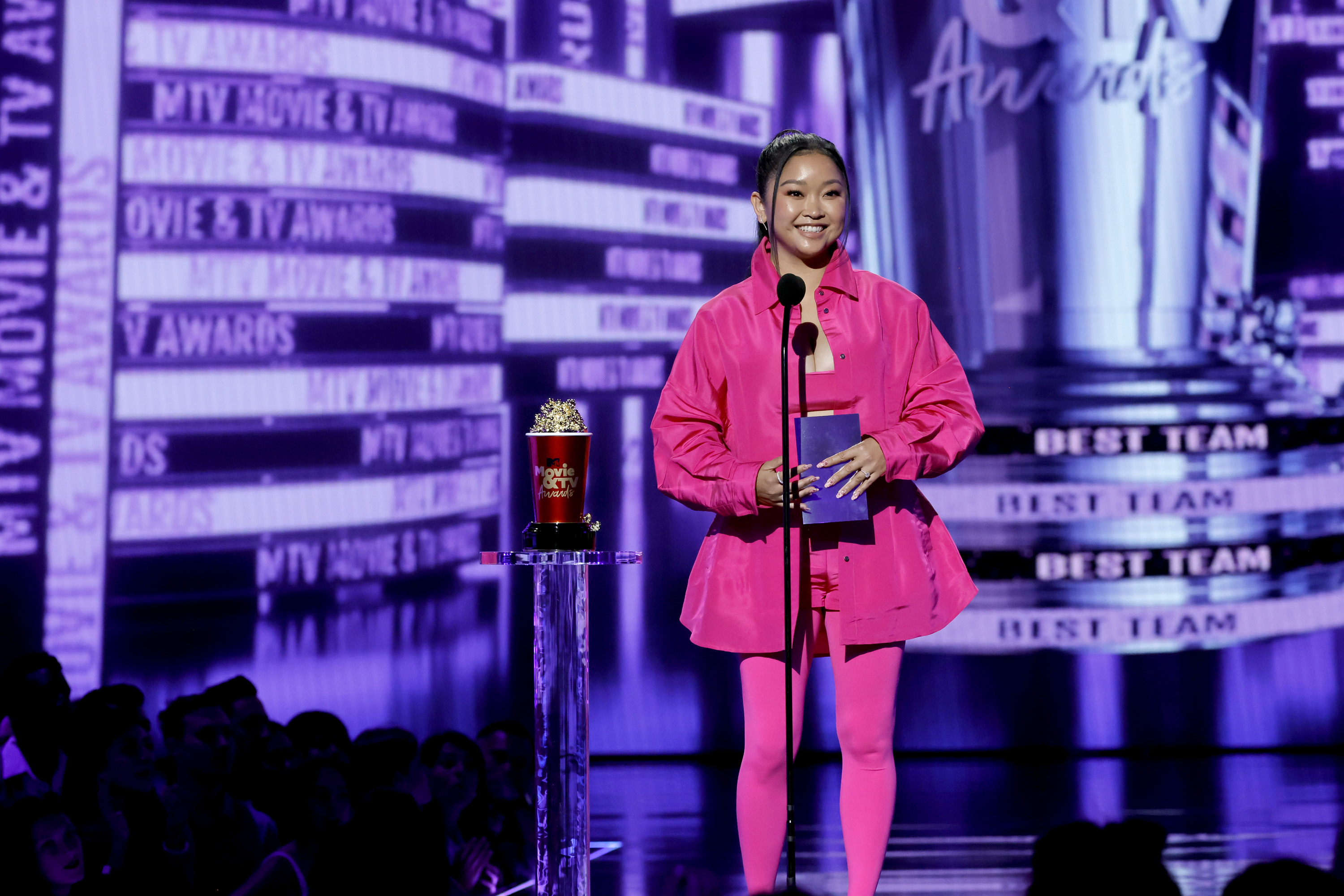 Lana Condor no palco do MTV Movie & TV Awards usando look todo rosa