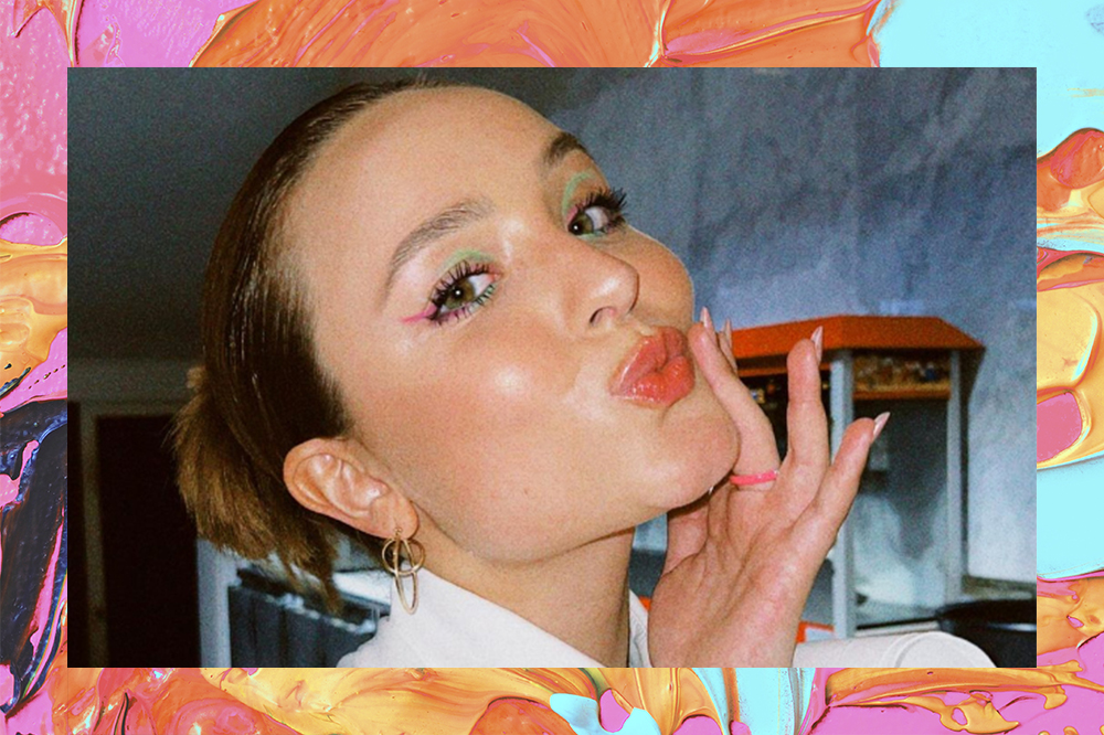 Montagem de foto de Larissa Manoela fazendo um bico com os lábios em fundo laranja, amarelo, rosa e azul
