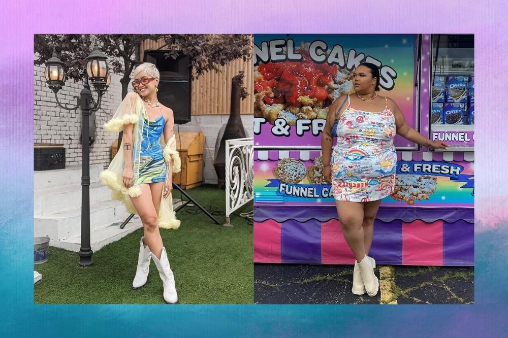 Montagem com o fundo degradê de roxo e azul com a foto de duas meninas no centro. A da esquerda usa um vestido azul, casaco bege e bota branca. A da direita usa um vestido florido e bota branca.