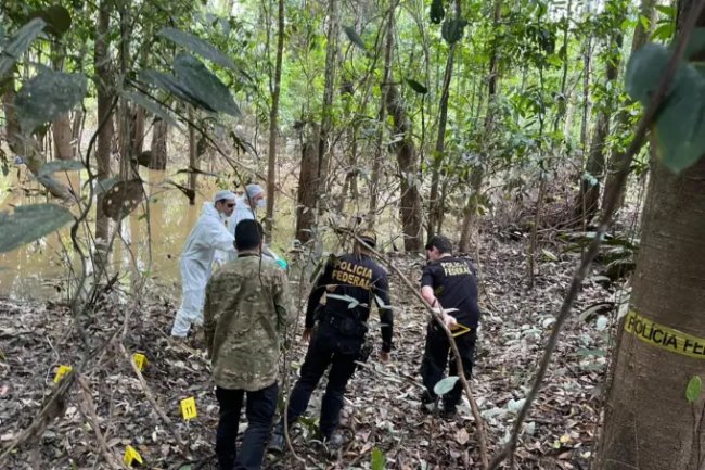 Equipe investigando uma área suspeira de homicídio. A região é de mata e há membros da polícia federal