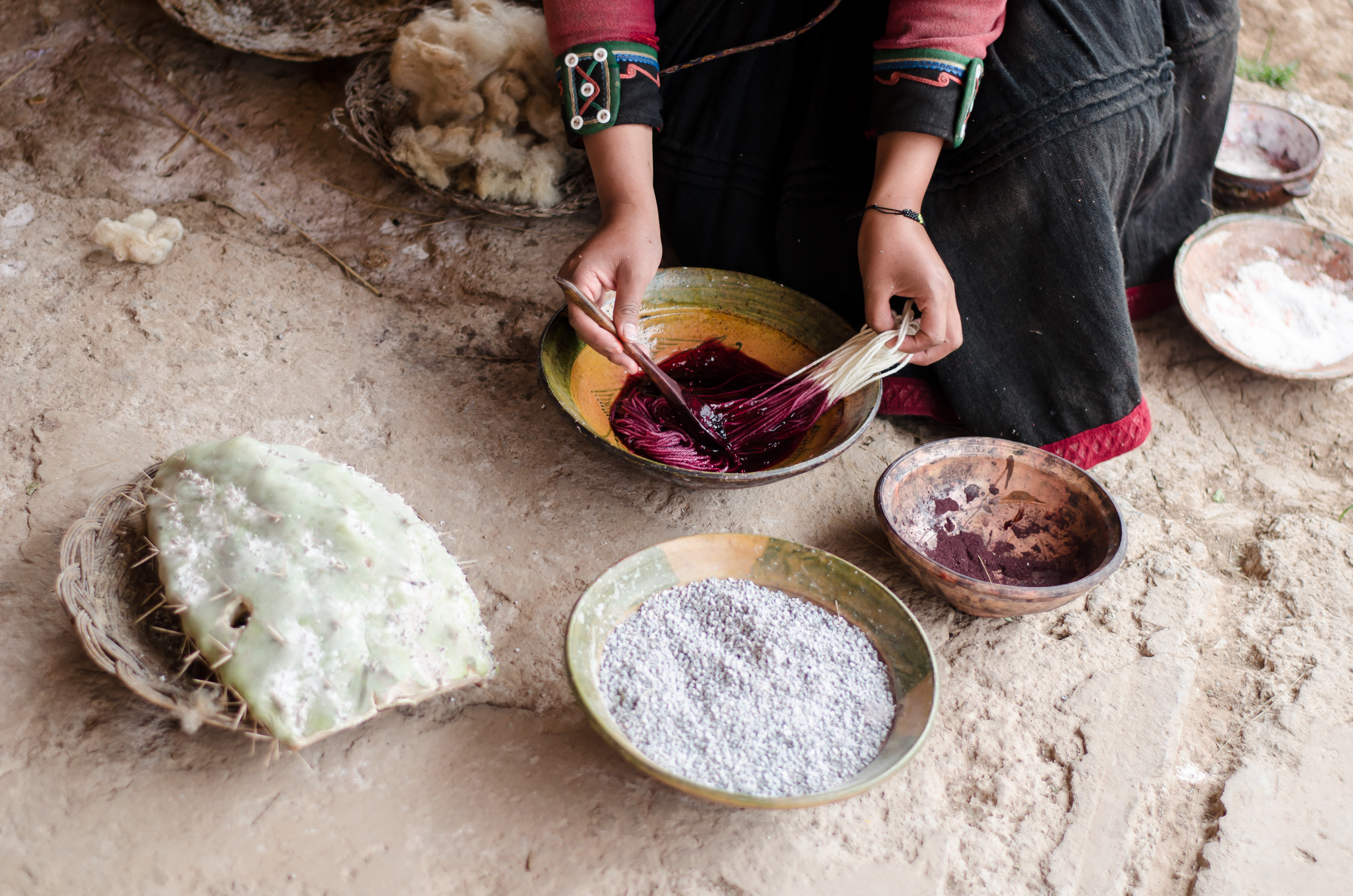 Processo de tingimento natural em um centro têxtil em Chinchero, Cusco, no Peru