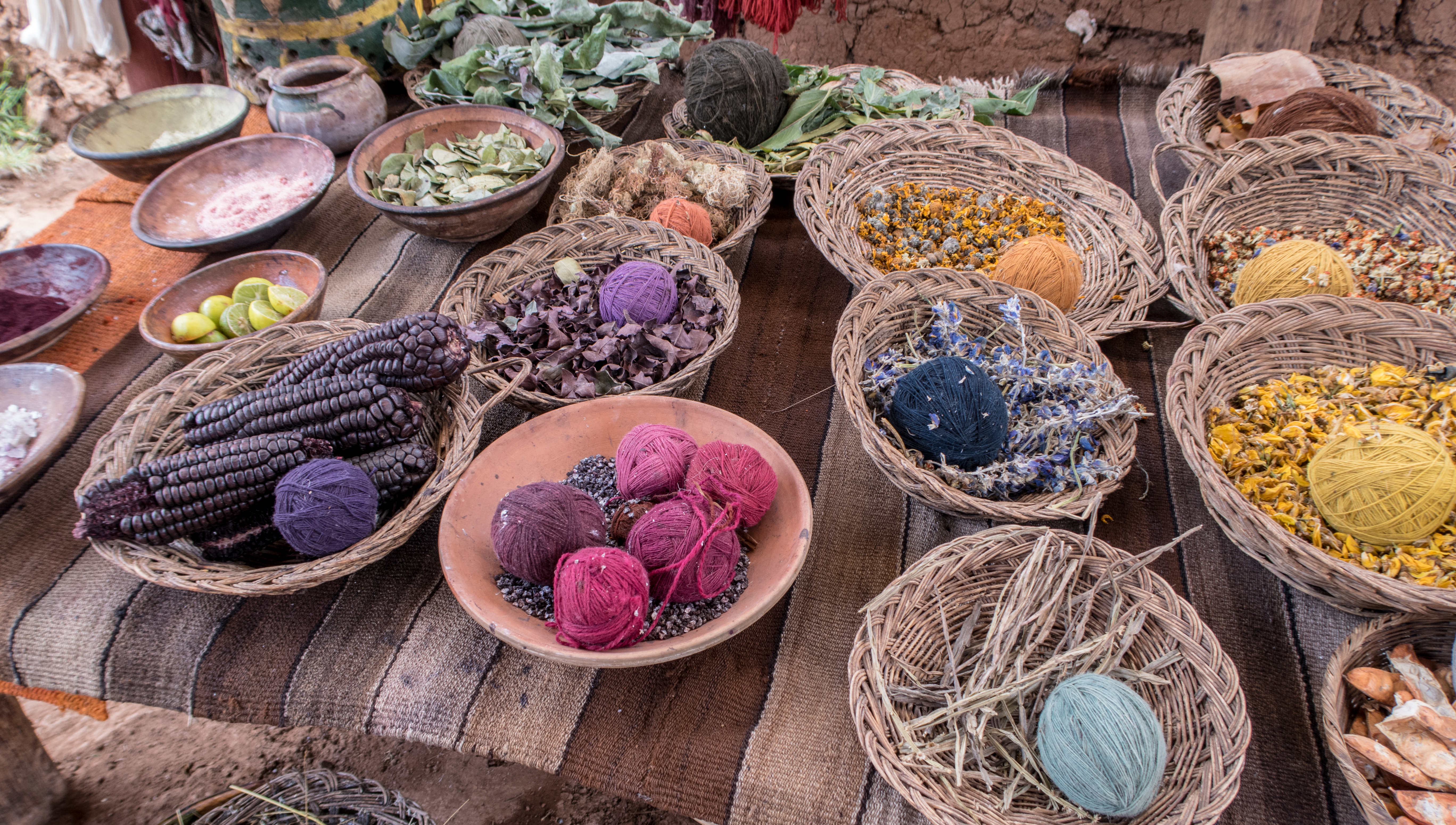 Ingredientes para a técnica de tingimento natural de lãs feita em Cusco, no Peru